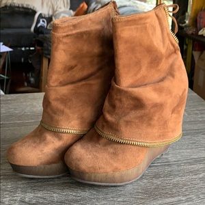 Faux leather and zipper brown booties